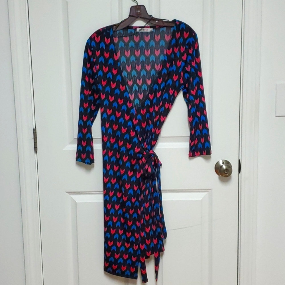 Adorable wrap around the waist dress. Low cut and classy